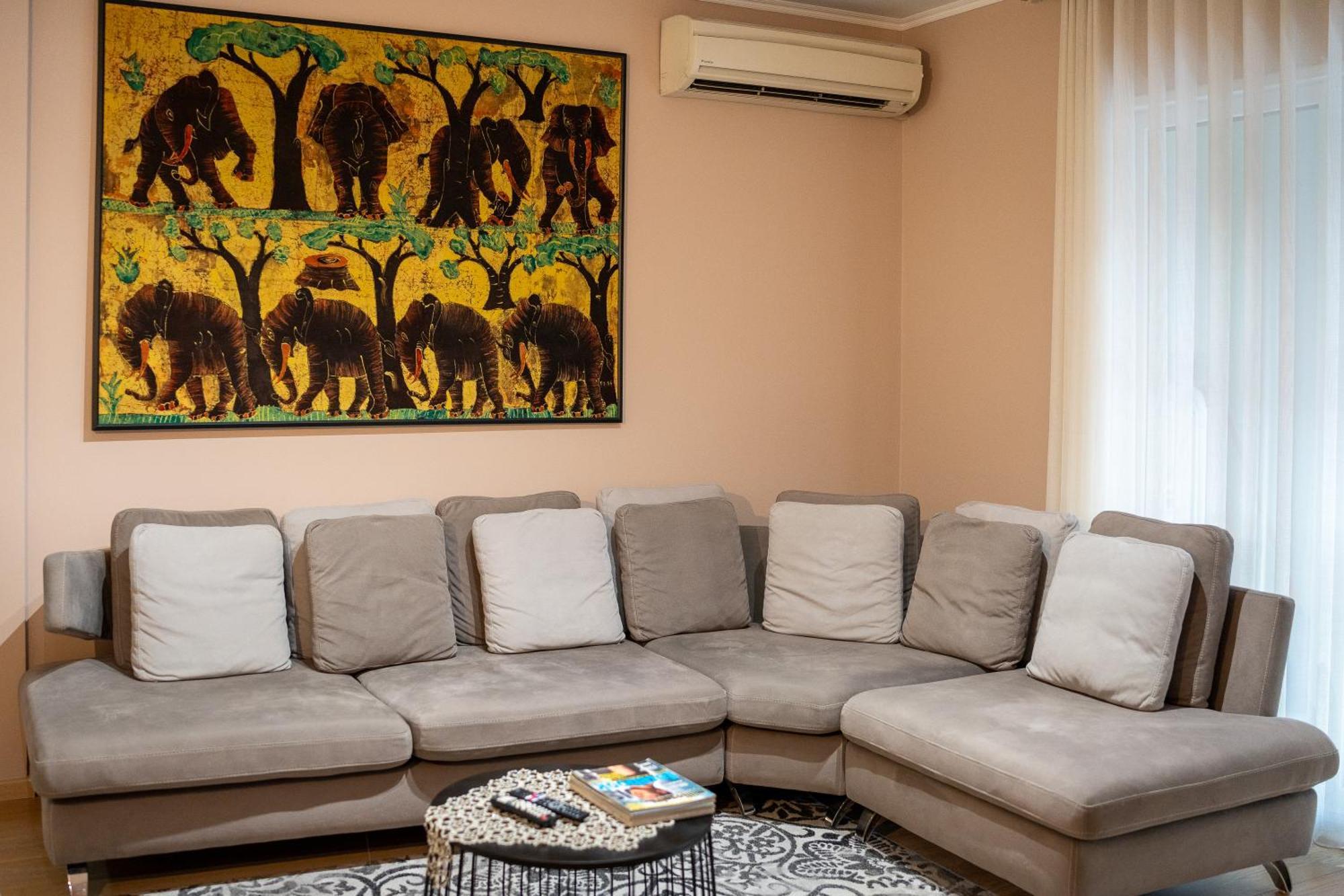 House Center Apartment *